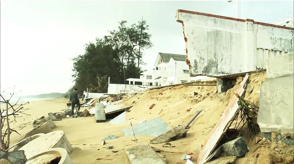 Người dân đang nhặt nhạnh những tàn tích còn sót lại sau cơn sóng biển Người dân đang nhặt nhạnh những tàn tích còn sót lại sau cơn sóng biển