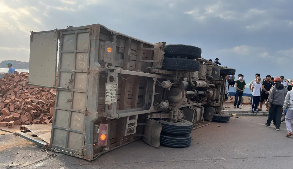 Rất đông người dân chứng kiến vụ tai nạn. Ảnh: HN Rất đông người dân chứng kiến vụ tai nạn. Ảnh: HN