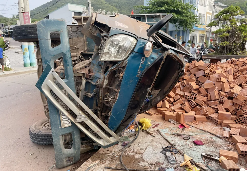 Xe tải bị lật biến dạng phần đầu, tài xế tử vong tại chỗ. Ảnh: HN Xe tải bị lật biến dạng phần đầu, tài xế tử vong tại chỗ. Ảnh: HN