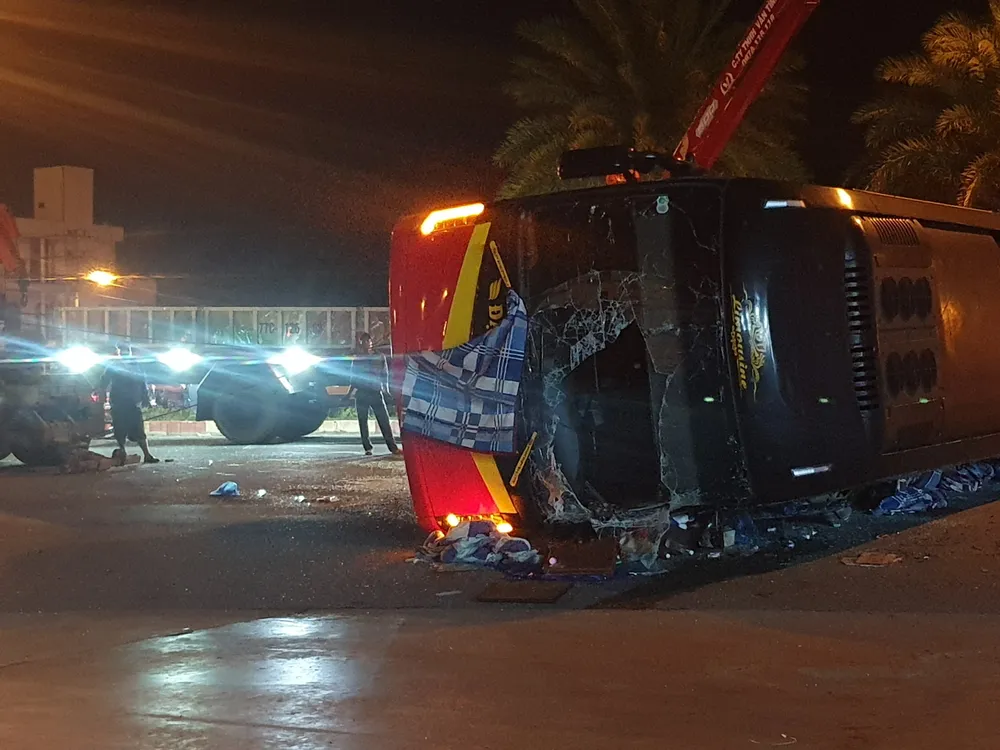 Lực lượng chức năng đã tháo dỡ phần kính để giải cứu các nạn nhân