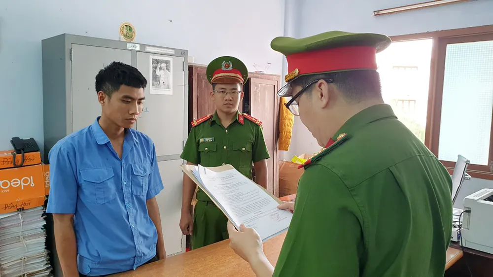 Cảnh sát đọc lệnh bắt tạm giam đối với Võ Quốc Nhiên Cảnh sát đọc lệnh bắt tạm giam đối với Võ Quốc Nhiên