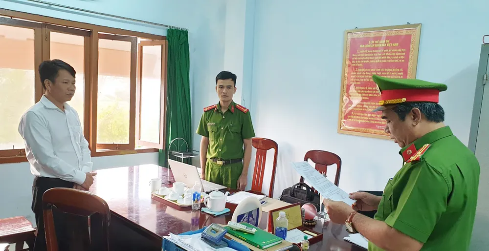 Cảnh sát đọc lệnh bắt đối với Phan Trung Hiếu Cảnh sát đọc lệnh bắt đối với Phan Trung Hiếu