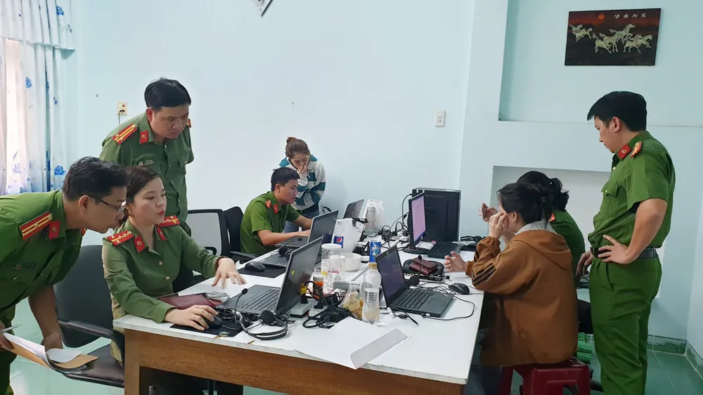 Lực lượng chức năng khám xét, làm việc với các đối tượng lừa đảo. Ảnh: CA tỉnh Phú Yên.