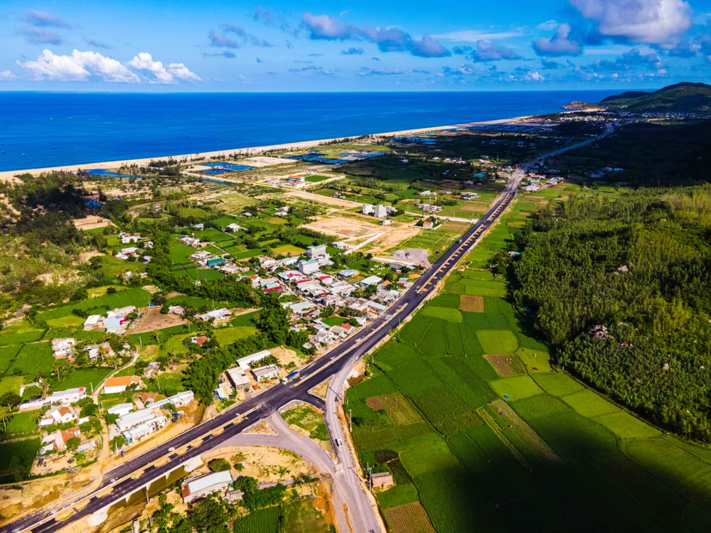 Đoạn tuyến kết nối dự án đường ven biển Bình Định đã hoàn thành, đưa vào khai thác. Ảnh: DŨNG NHÂN