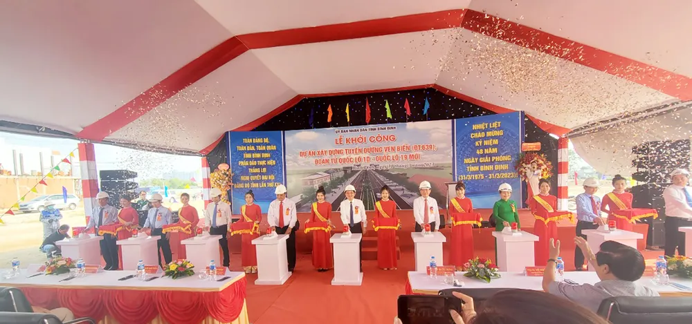 Các lãnh đạo tỉnh Bình Định bấm nút khởi công dự án