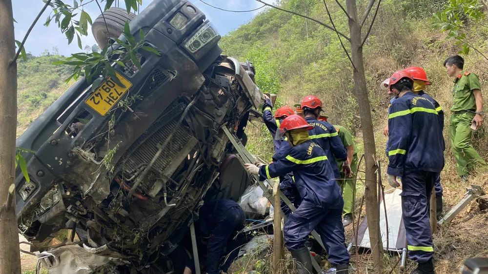 Lực lượng cảnh sát cứu hộ nỗ lực đưa người bị nạn ra khỏi hiện trường Lực lượng cảnh sát cứu hộ nỗ lực đưa người bị nạn ra khỏi hiện trường