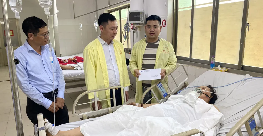 Đại diện Ủy ban ATGT Quốc gia thăm hỏi, hỗ trợ nạn nhân bị thương nặng