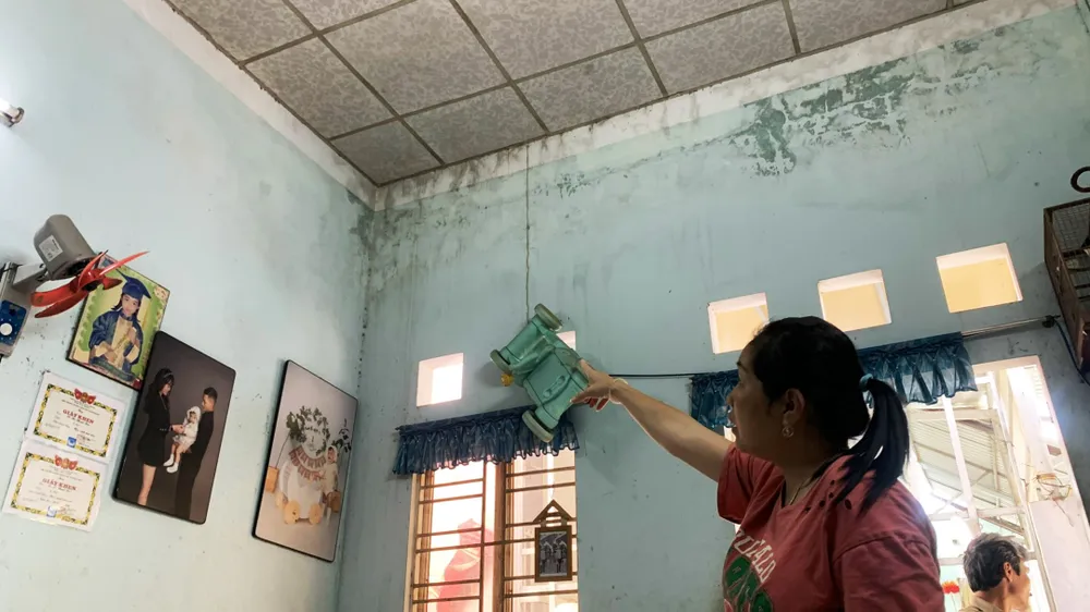 Bà Thanh cho biết, người con đầu của bà đã có vợ, 2 con, phải đến ở nhờ nhà vợ vì nhà quá chật chội, xuống cấp