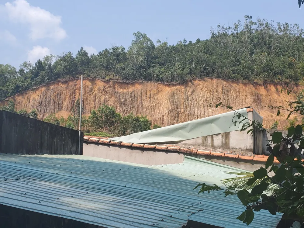 Những lớp nhà dưới mái núi Bà Hỏa trong vùng dự án đường Ngô Mây nối dài