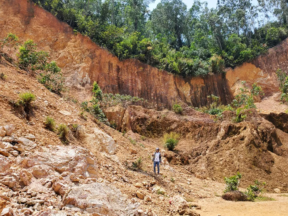 Hiện trường khu vực dự án được đào cắt xẻ ngang núi Bà Hỏa nham nhở với nhiều hầm hố, ao nước sâu nguy cơ sạt lở rất cao