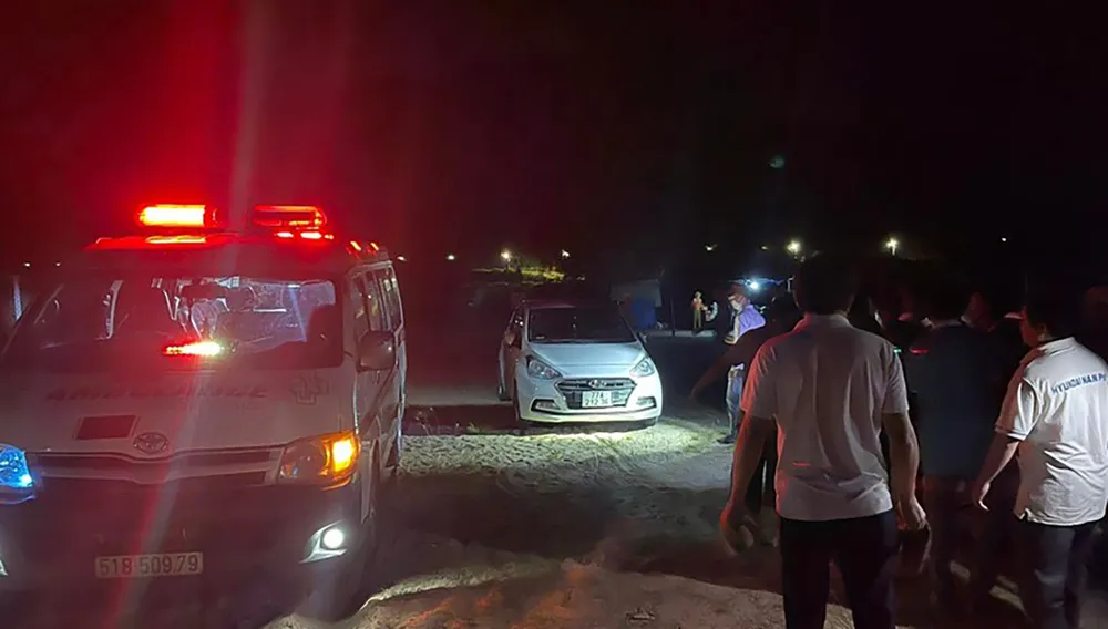 Trước đó, chiều 8-4 tại bờ biển xã Cát Hải (huyện Phù Cát, Bình Định) xảy ra đuối nước Trước đó, chiều 8-4 tại bờ biển xã Cát Hải (huyện Phù Cát, Bình Định) xảy ra đuối nước