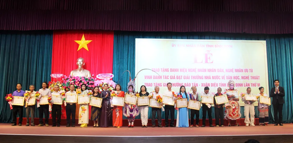 Lãnh đạo tỉnh Bình Định trao quyết định phong tặng danh hiệu Nghệ nhân ưu tú