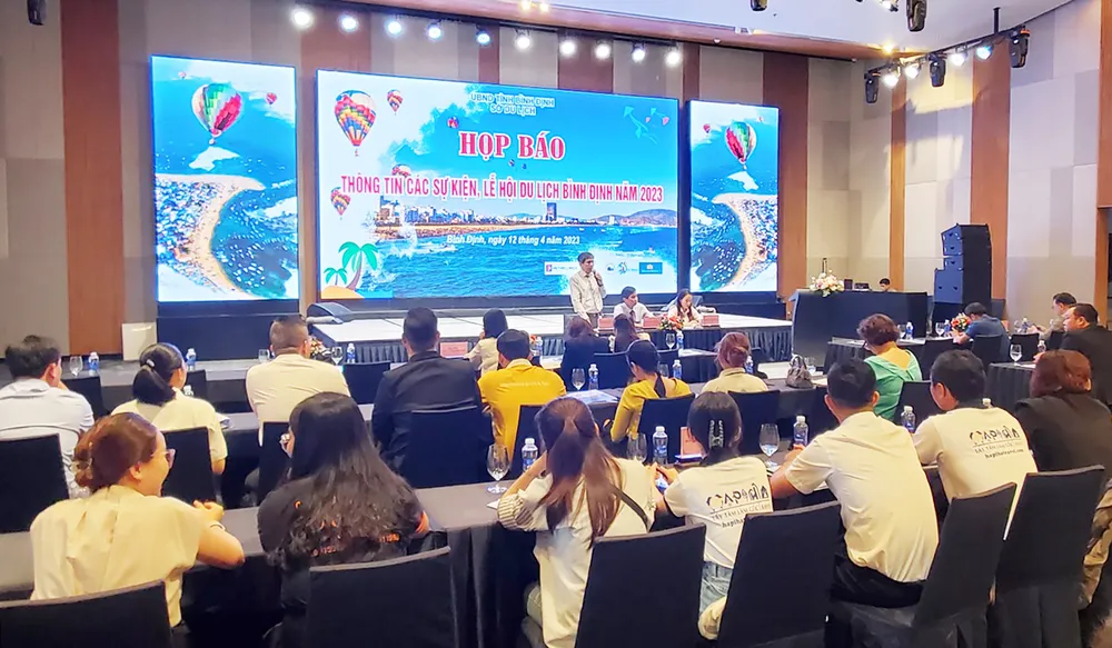 Toàn cảnh buổi họp báo công bố chuỗi sự kiện, lễ hội du lịch Quy Nhơn Toàn cảnh buổi họp báo công bố chuỗi sự kiện, lễ hội du lịch Quy Nhơn