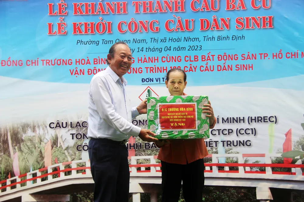 Đồng chí Trương Hòa Bình trao quà tặng Mẹ Việt Nam Anh hùng