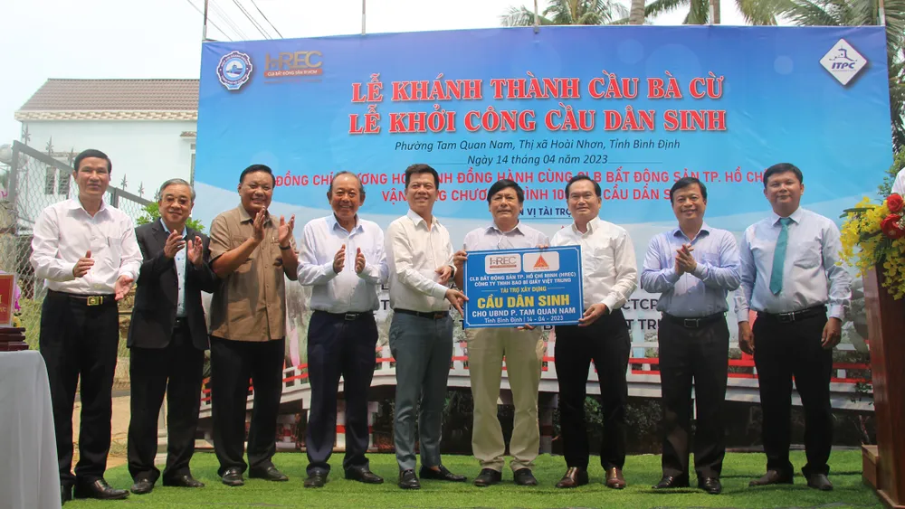 Trao bảng tượng trưng đầu tư cầu cho địa phương