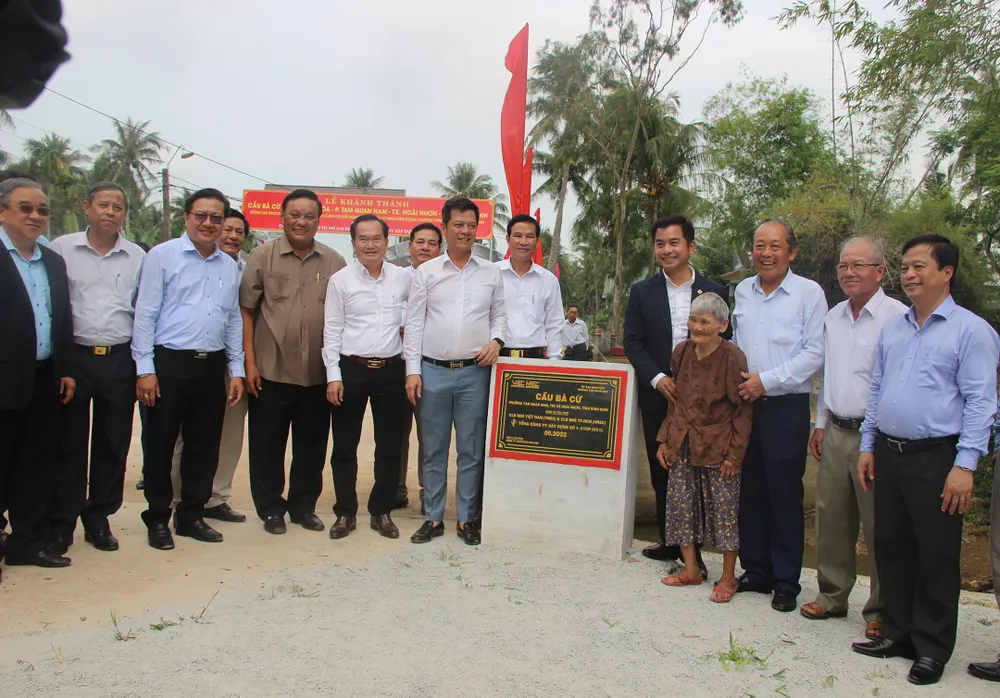 Các đồng chí lãnh đạo cùng người dân địa phương bên cây cầu mới khánh thành