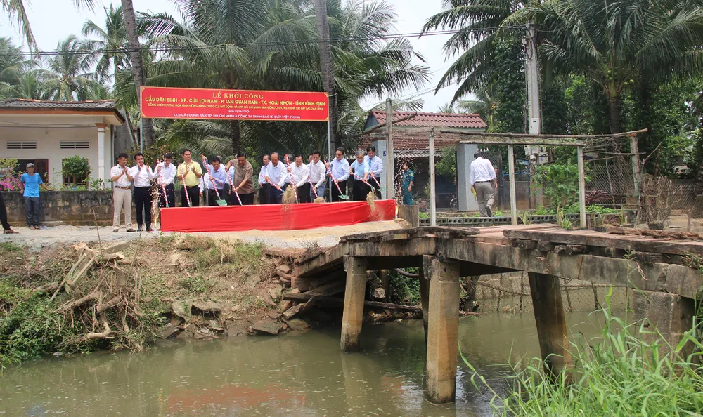 Các đồng chí lãnh đạo động thổ khởi công cầu dân sinh ở thôn Cửu Lợi Nam