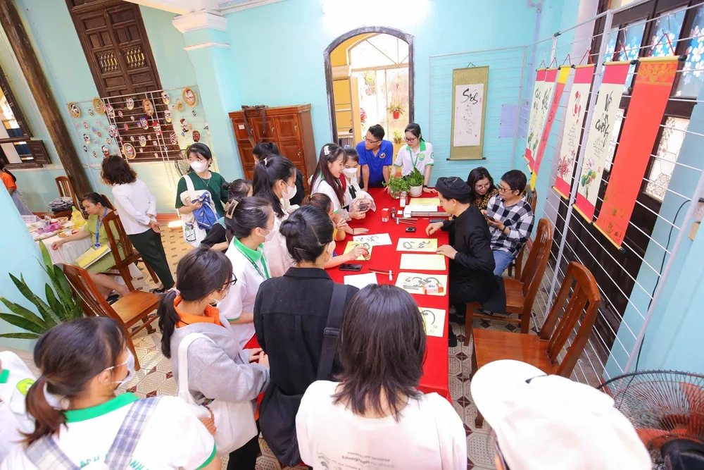 Đông đảo học sinh, sinh viên tham gia ngày hội sách Đông đảo học sinh, sinh viên tham gia ngày hội sách