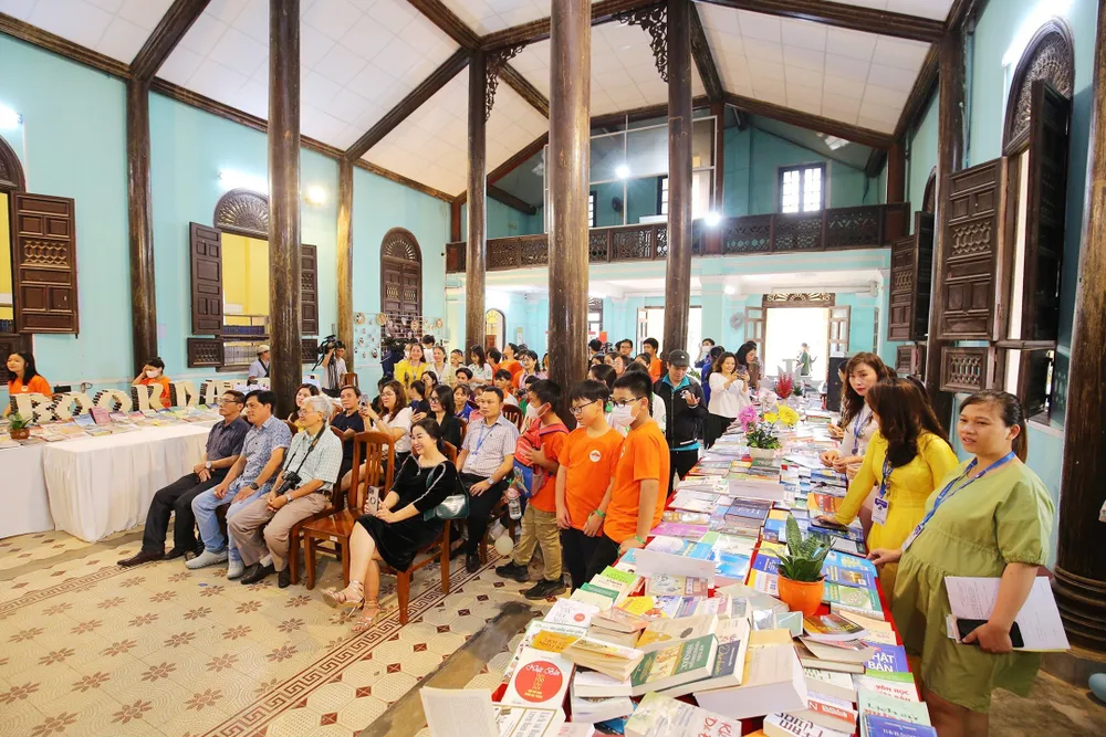Ngày hội sách thu hút hàng trăm bạn trẻ, người dân Ngày hội sách thu hút hàng trăm bạn trẻ, người dân