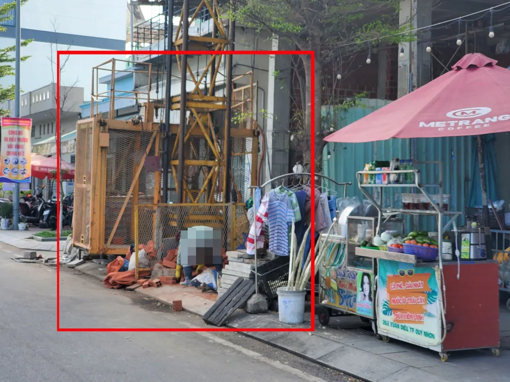 Vỉa hè người đi bộ đường biển Xuân Diệu bị "lô cốt" xây dựng chiếm dụng