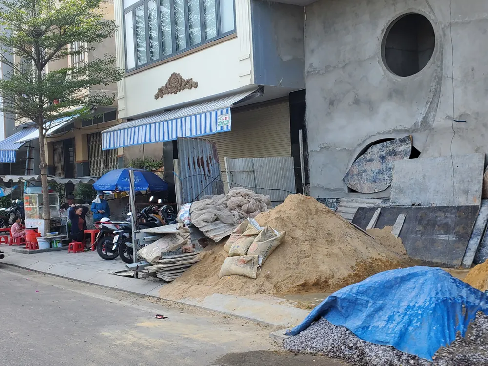 Ngổn ngang vật liệu xây dựng rất phản cảm ở đường biển Xuân Diệu