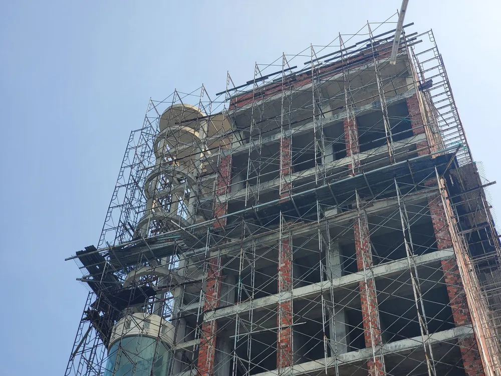 Công trình khách sạn dở dang 5 năm giăng mắc sắt thép, dụng cụ xây dựng trên cao rất nguy hiểm