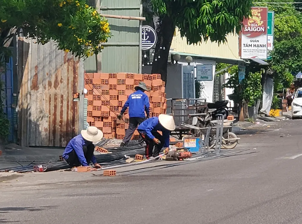 Công trình xây dựng tràn ra lòng đường Bạch Đằng vào chiều 27-4