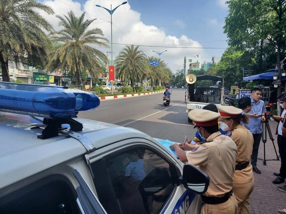 Lực lượng chức năng lập biên bản tạm giữ phương tiện