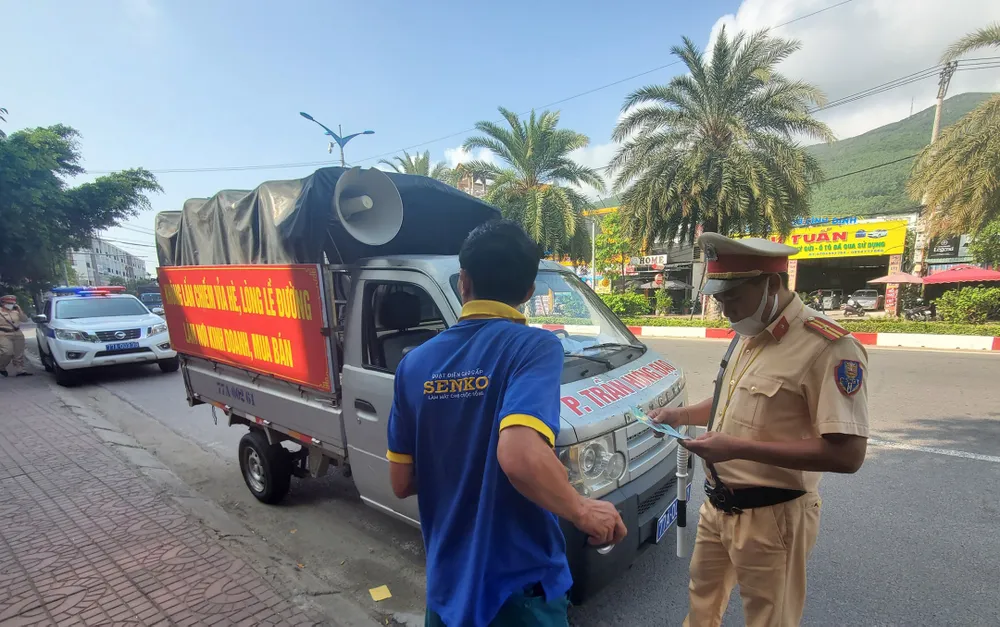 Lực lượng CSGT kiểm tra giấy tờ tài xế