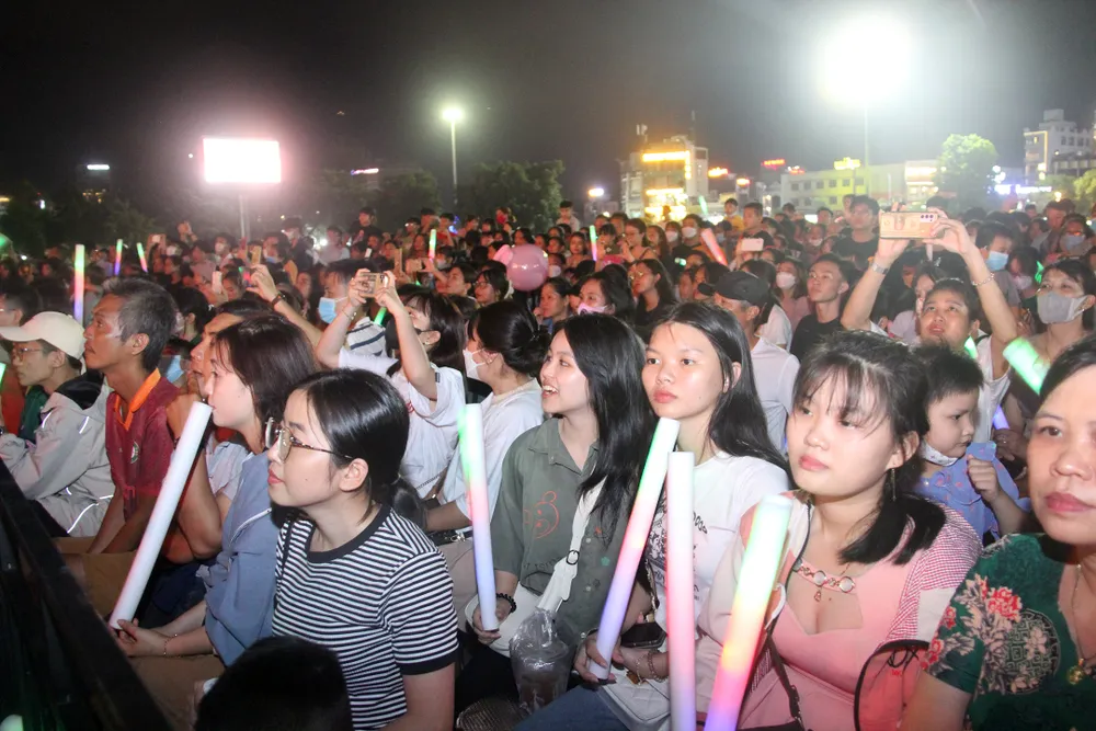 Đông đảo bạn trẻ tỉnh Bình Định thưởng thức các tiết mục nghệ thuật đặc sắc tại lễ khai mạc