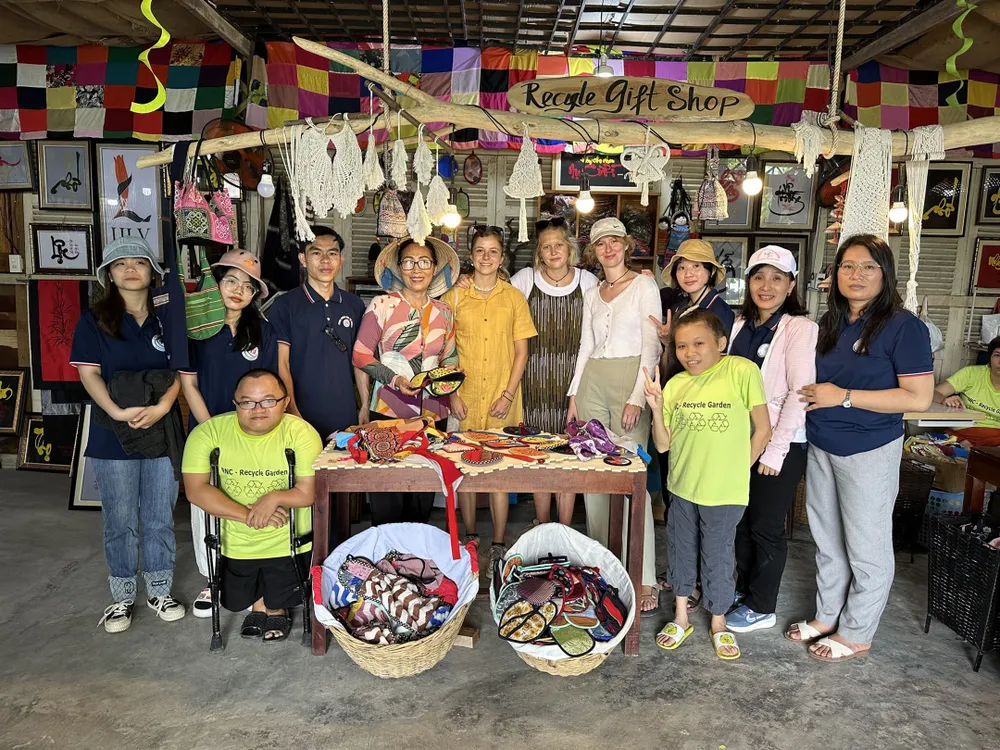 Vườn tái chế rác thải ở ngoại ô TP Quy Nhơn đón nhận nhiều du khách trong ngoài nước tham quan, trải nghiệm. Ảnh: XUÂN HUYÊN.