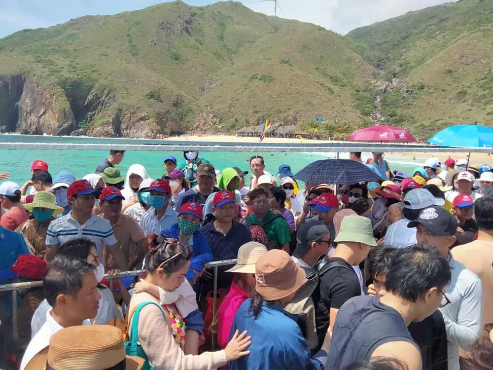 Du khách đông đúc, chen lấn tại bán đảo Nhơn Lý, TP Quy Nhơn. Ảnh: XUÂN HUYÊN