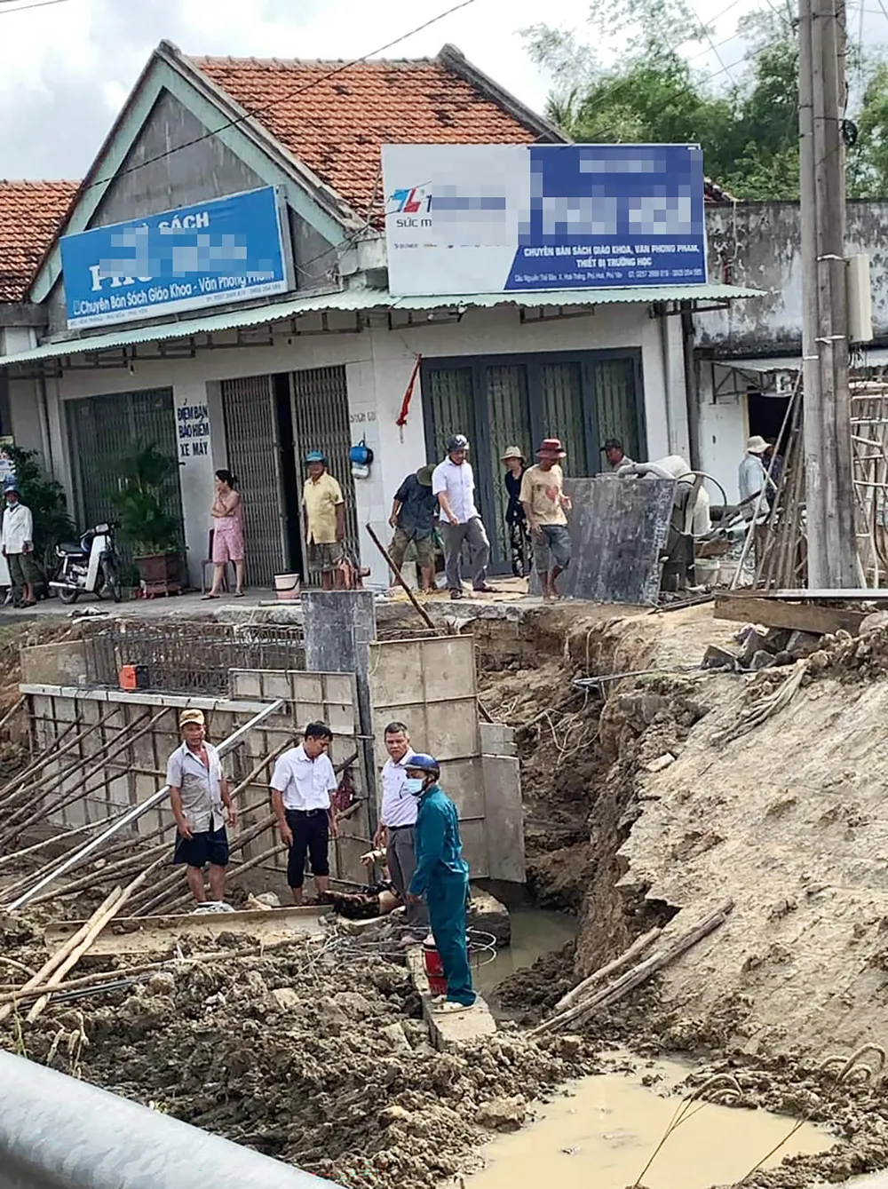 Nạn nhân được giải cứu khỏi hầm sụt lở đất. Ảnh: MINH HẰNG