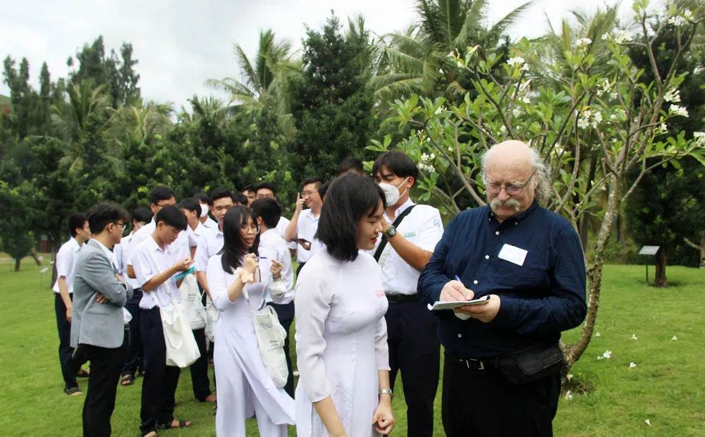 Giáo sư Duncan Haldane, người đoạt giải Nobel Vật lý 2016 đến Quy Hòa tháng 7-2022. Ảnh: NGỌC OAI