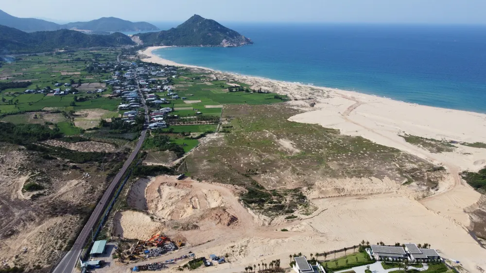 Ven biển tỉnh Bình Định đang mở ra quỹ đất mới nhiều tiềm năng phát triển du lịch nghỉ dưỡng, công nghiệp và chế biến thủy sản. Ảnh: NGỌC OAI