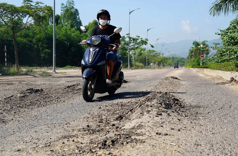 Mặt đường sình lún, nổi gờ sống trâu rất phản cảm Mặt đường sình lún, nổi gờ sống trâu rất phản cảm