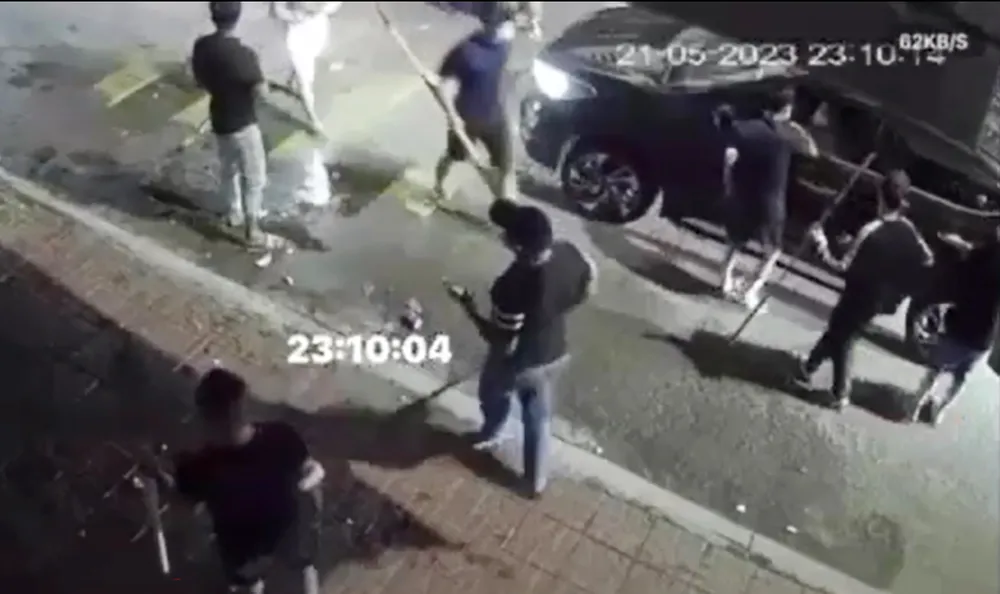 Băng nhóm đi ô tô tụ tập đánh nhau ở đường Hoàng Văn Thụ, TP Quy Nhơn đêm 21-5