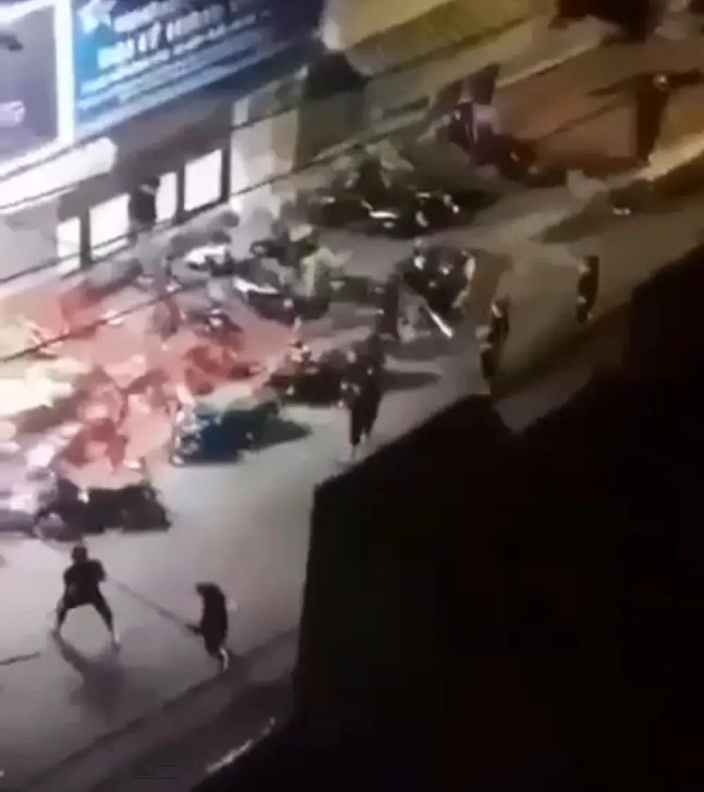 Băng nhóm chém nhau như phim hành động giữa đường phố đêm 21-5. Ảnh cắt từ clip người dân cung cấp