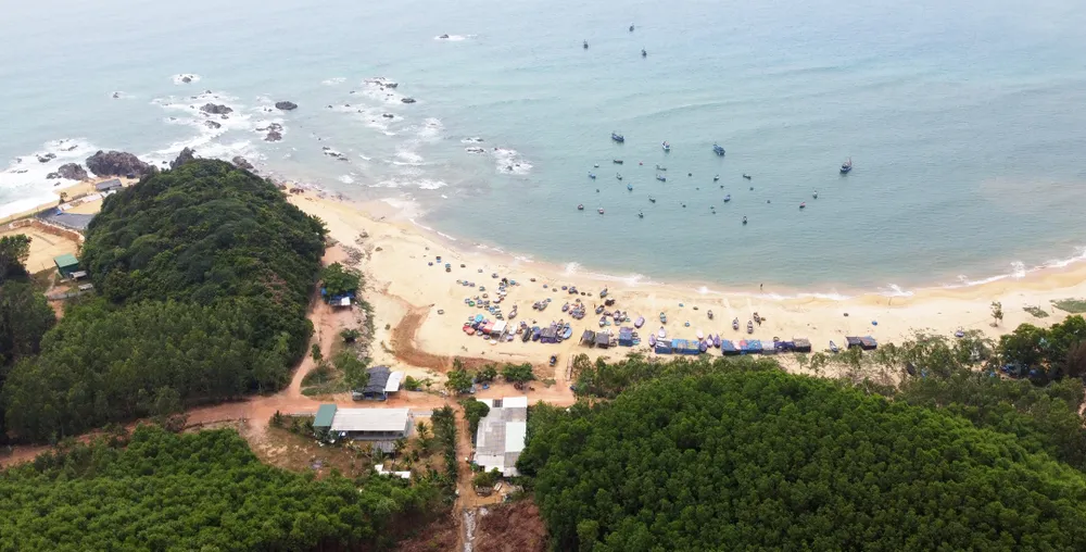 Khung cảnh bình yên bên làng chài Lộ Diêu