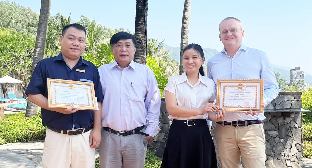 Lãnh đạo Chi cục Thủy sản Bình Định trao giấy khen cho 2 đại diện doanh nghiệp