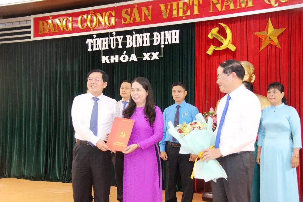 Trao quyết định điều động cho bà Đỗ Thị Diệu Hạnh