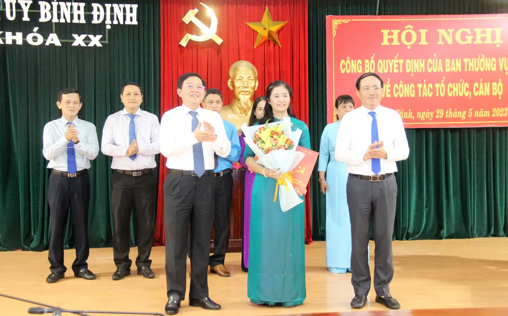 Trao quyết định bổ nhiệm tân nữ Bí thư Huyện ủy Hoài Ân, Bình Định