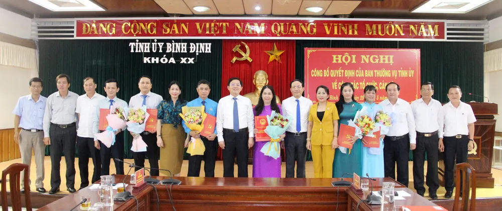 Các đồng chí lãnh đạo tặng hoa, chúc mừng các cán bộ mới được điều động