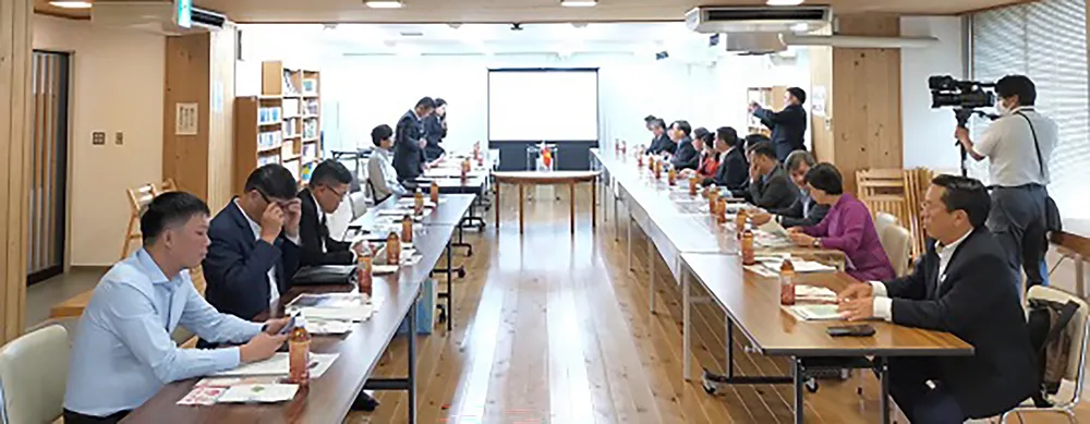 Đoàn công tác Bình Định làm việc tại thị trấn Yoshino. Ảnh: LÊ ANH