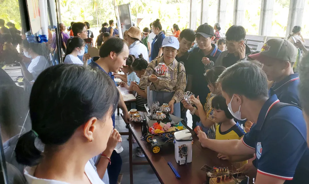 Bạn trẻ thích thú gian hàng của Viện Vật lý Neutrino. Ảnh: NGỌC OAI