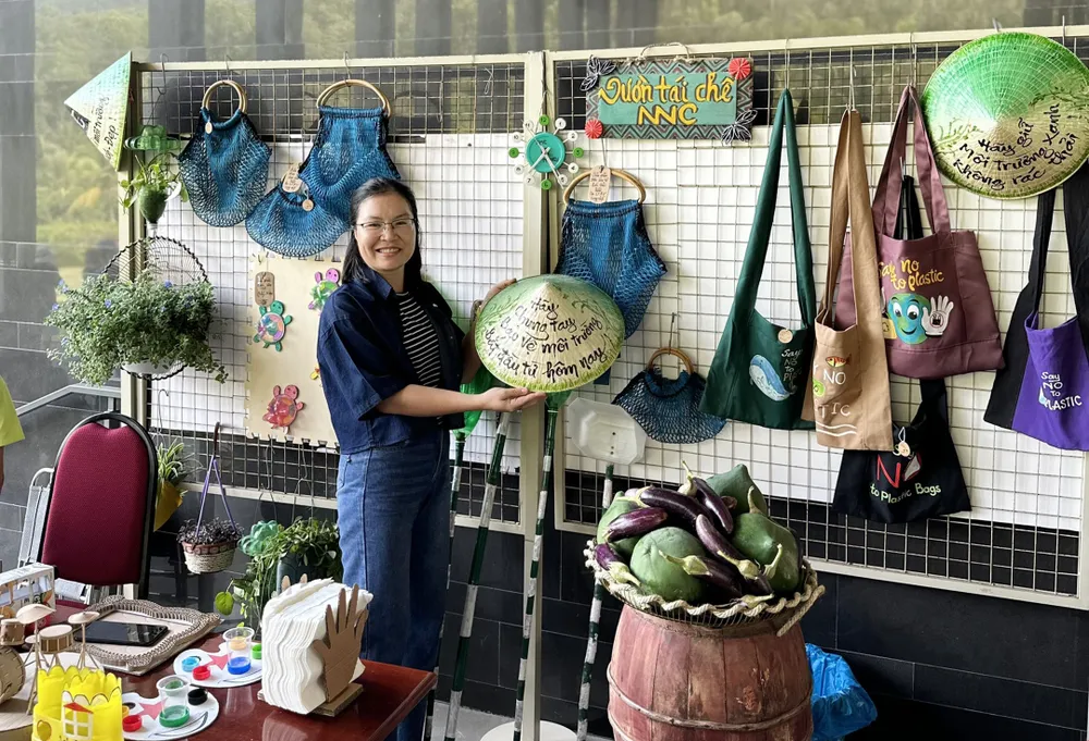 Du khách tham quan gian tái chế rác thải Vườn tái chế NNC. Ảnh: XUÂN HUYÊN