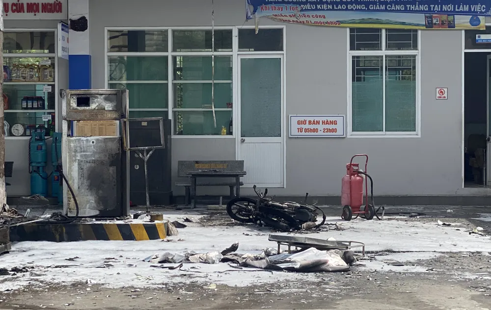 Hiện trường chiếc xe máy bị thiêu rụi trơ khung