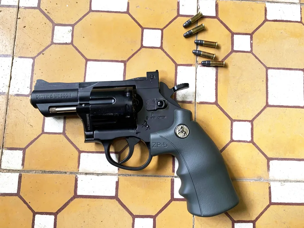 Một khẩu súng rulo công an mới thu giữ ở Bình Định vào đầu tháng 6-2023. Ảnh: Công an thị xã Hoài Nhơn