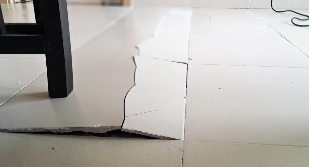 Nền gạch vỡ bật lên sau nhiều tiếng động lớn