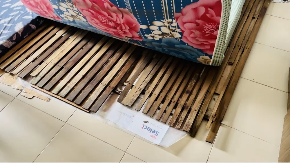 Đồ đạc, chỗ nằm trong căn hộ gia đình ông V.D.H. bị thấm ướt